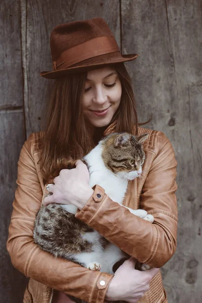 Słodkie Kot w ręku — Zdjęcie stockowe