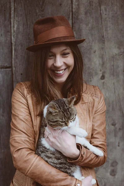Симпатичная кошка в руке — стоковое фото