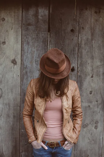Μοντέρνα νεαρή ενήλικη γυναίκα με καπέλο — Φωτογραφία Αρχείου
