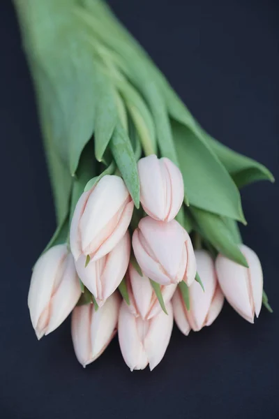 フラワーアレンジメント、ああチューリップの花を束 — ストック写真