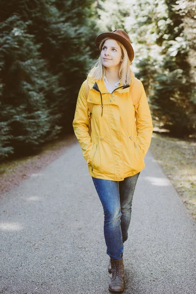 Zorgeloos vrouw in het bos — Stockfoto