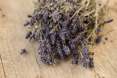 Rustik ahşap arka plan üzerinde lavanta demeti 