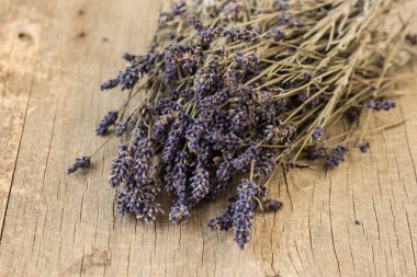 Rustik ahşap arka plan üzerinde lavanta demeti 