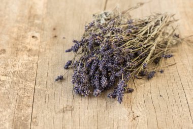 Rustik ahşap arka plan üzerinde lavanta demeti 