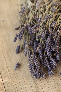 Rustik ahşap arka plan üzerinde lavanta demeti 
