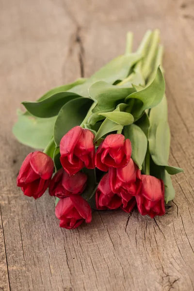 Червоні квіти тюльпанів на сільському дерев'яному фоні — стокове фото