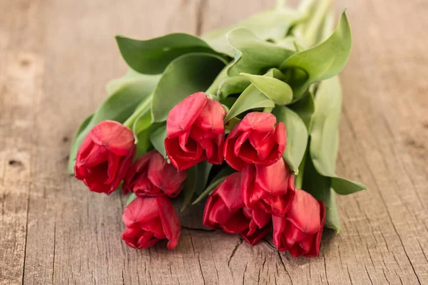 Flores de tulipán rojo sobre fondo rústico de madera —  Fotos de Stock