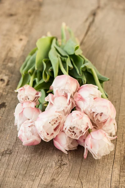 Romantisk blombukett på vintage trä bakgrund — Stockfoto