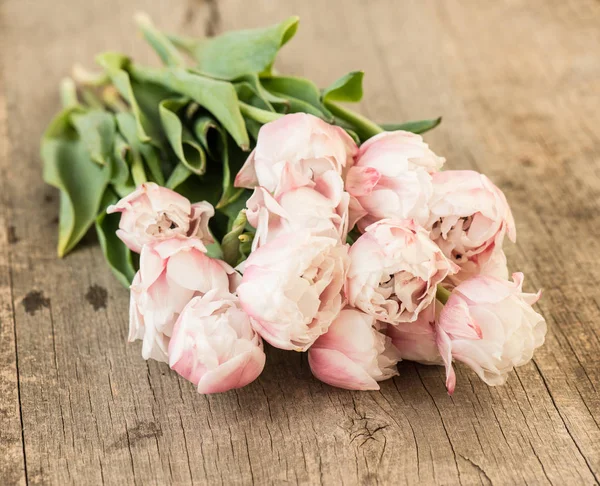 Ρομαντικό Λουλούδι μπουκέτο εκλεκτής ποιότητας φόντο ξύλινη — Φωτογραφία Αρχείου