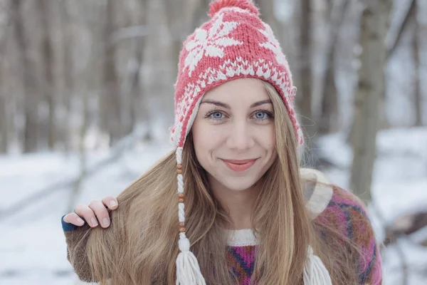 Симпатичный портрет молодой женщины, зимний отдых на свежем воздухе — стоковое фото