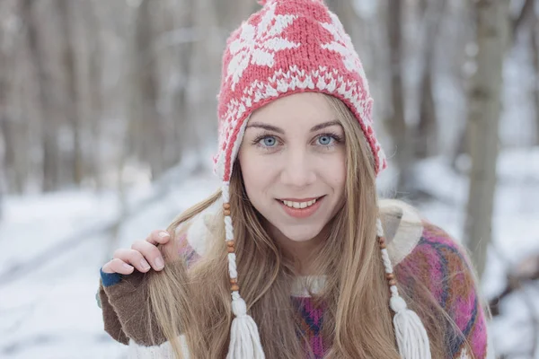 Симпатичный портрет молодой женщины, зимний отдых на свежем воздухе — стоковое фото