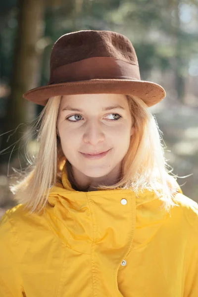 Niedliche Frau mit Hut im Freien — Stockfoto