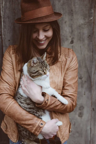 Katt och kvinna Utomhus — Stockfoto