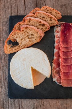 Jamon serrano jambonu ve camembert peyniri rustik kepekli ekmek ile