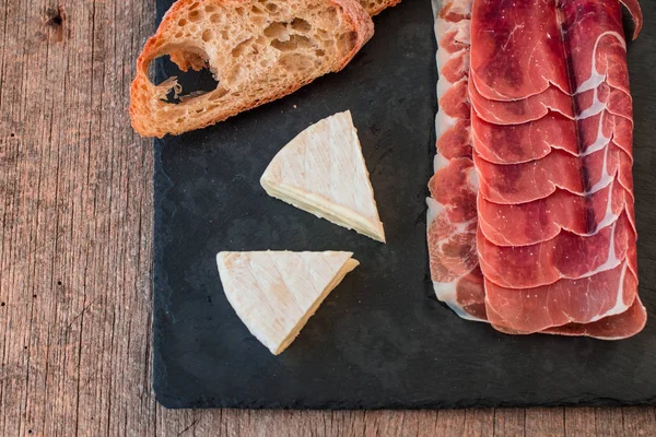 Jamon serrano ham i camembert, ser z rustykalnym pełnoziarnisty chleb — Zdjęcie stockowe