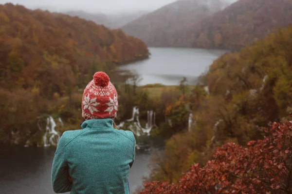 Γυναίκα εξωτερική. Εθνικό Πάρκο Plitvice Lakes — Φωτογραφία Αρχείου