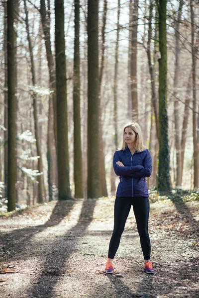 Ormanda egzersiz yaptıktan sonra duran uygun kadın — Stok fotoğraf