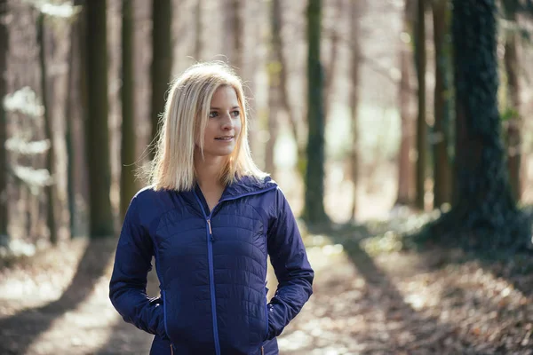 Fit woman standing in forest, close up. — Stock Photo, Image