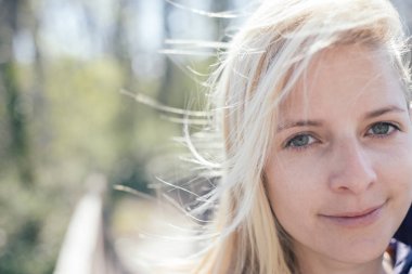 genç kadın açık havada dikey. yumuşak güneşli renkleri.