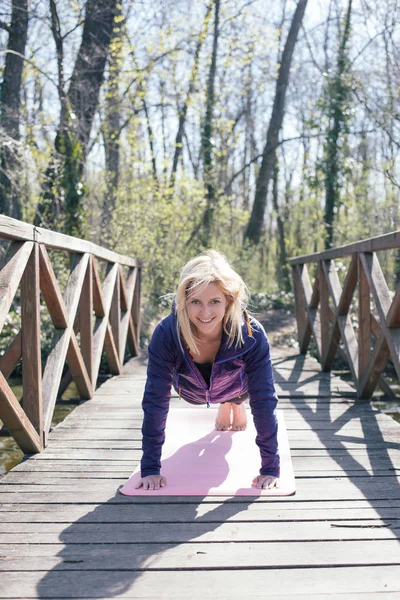 Woman planking outdoor. Sporty, fit woman. Healthy lifestyle concept. — Stock Photo, Image