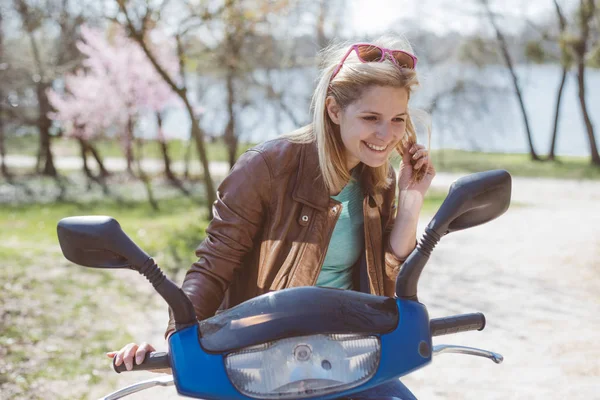 Giovane conducente di scooter controllare lo specchio all'aperto — Foto Stock