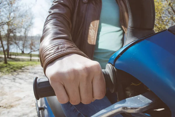 Kvinnliga cykel ryttare hand på gaspådrag — Stockfoto