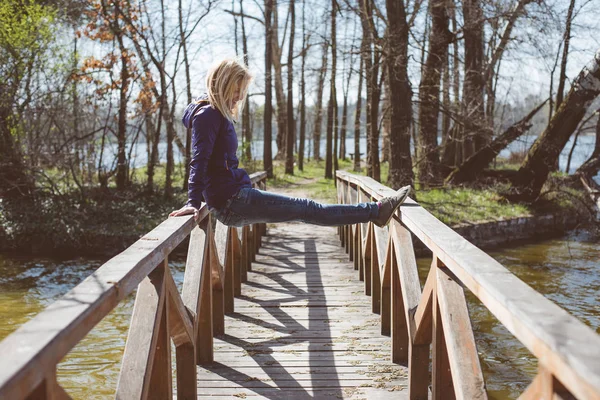 Jeune femme s'amuser en plein air — Photo