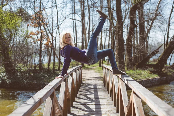 Jonge vrouw met plezier outdoor — Stockfoto