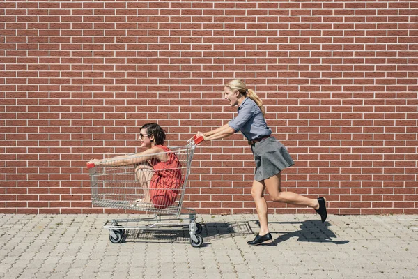 Amigos se divertindo com carrinho de compras — Fotografia de Stock