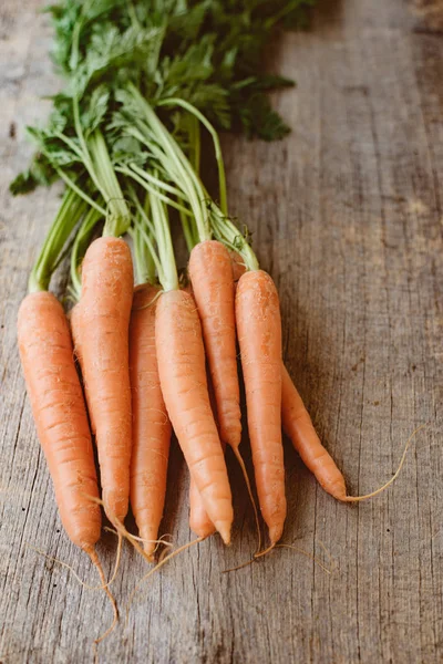 Carota fresca su fondo di legno. Cibo crudo, concetto di alimentazione sana . — Foto Stock