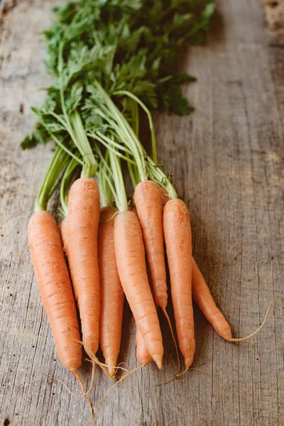 Φρέσκο καρότο σε ξύλινο υπόβαθρο. Πρώτων υλών για τροφές, υγιεινές διατροφικές έννοια. — Φωτογραφία Αρχείου