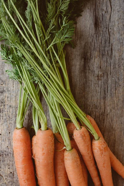 Fresh carrot on wooden background. Raw food, healthy eating concept. — Stock Photo, Image