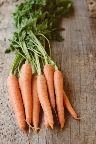 Carota fresca su fondo di legno. Cibo crudo, concetto di alimentazione sana . — Foto Stock