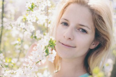 Doğa kadında. Çiçek açan ağaç.