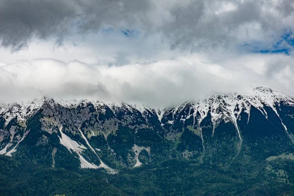 Nuvens dramáticas sobre a montanha alta — Fotografia de Stock