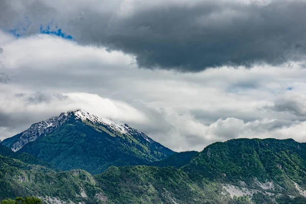 暴风雨前的乌云，在山高 — 图库照片