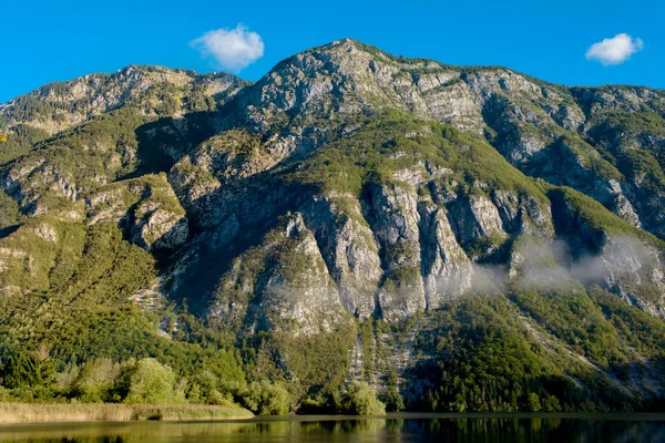 Sommerlandschaft. hoher Berg im Triglav-Nationalpark — Stockfoto