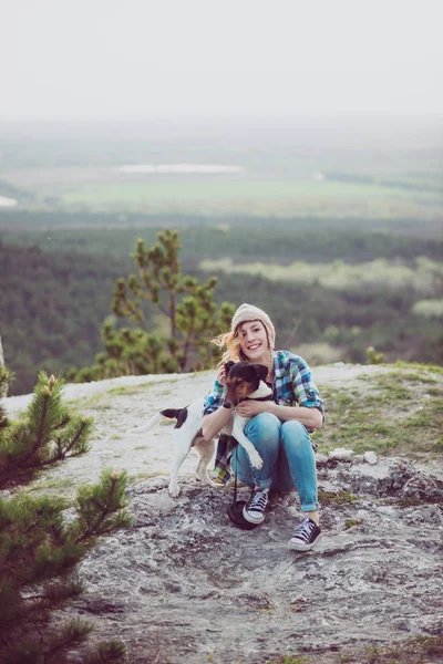 명랑 소녀와 그녀의 강아지를 야외 연주 — 스톡 사진