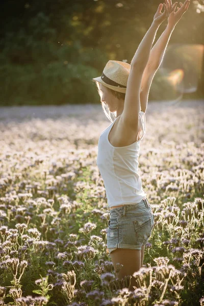 Fashionable young woman enjoy life outdoor — Stock Photo, Image