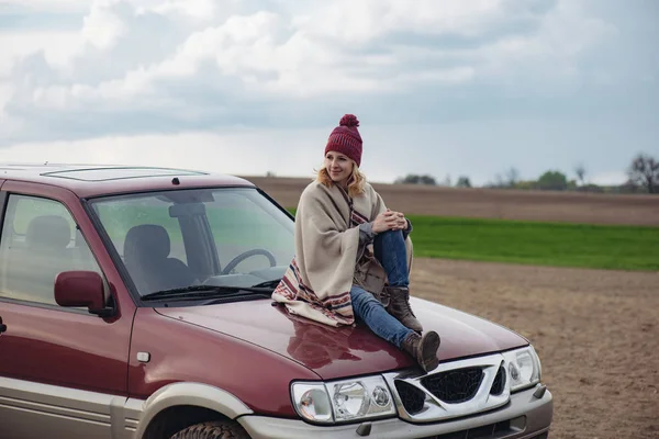 Vrouw aanbrengen op off road voertuigen kap — Stockfoto