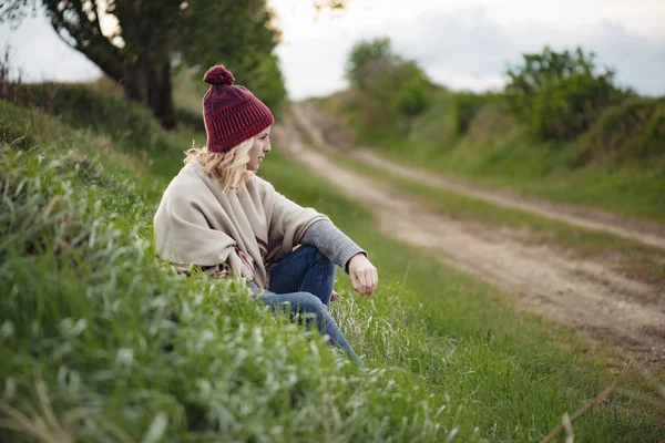 Jeune femme au repos en plein air — Photo