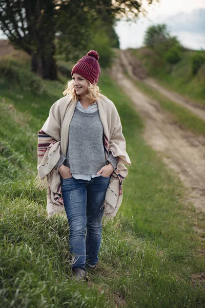 Modieuze jonge vrouw buiten — Stockfoto