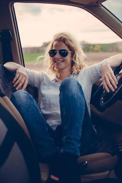 Motorista mulher sentada no veículo off-road em viagem de carro — Fotografia de Stock