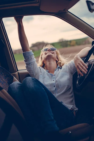 Vrouwelijke bestuurder zitten in uit wegvoertuig op road trip — Stockfoto