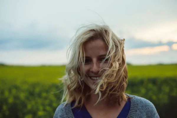 激しい風の中笑顔の女性の肖像画。風の強い天気の概念. — ストック写真