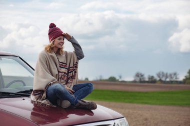 Yolculuğa, genç yetişkin kadın sahne off road araç izlerken