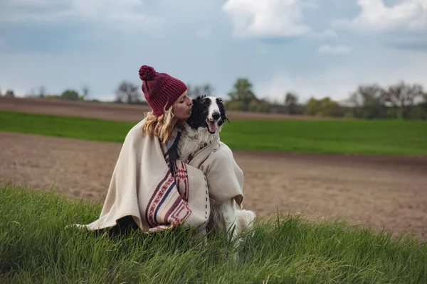 Wanita mencintai anjingnya — Stok Foto