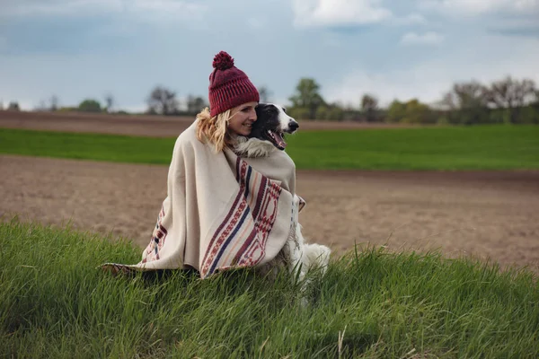 Femme aime son chien — Photo