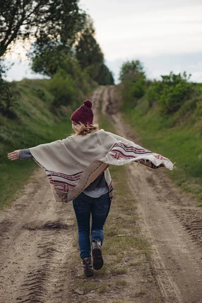 Junge Frau läuft mit offenen Armen ins Freie — Stockfoto