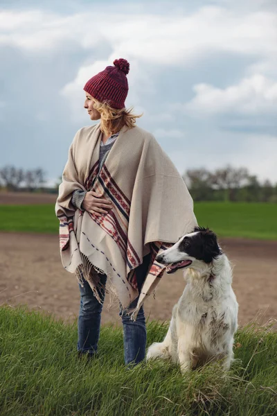 若い女性と犬. — ストック写真